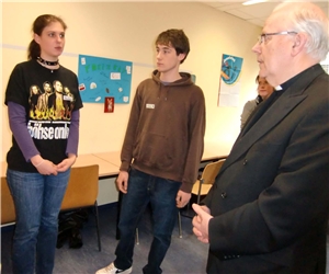 Weihbischof Grothe im Gespräch mit Jugendlichen